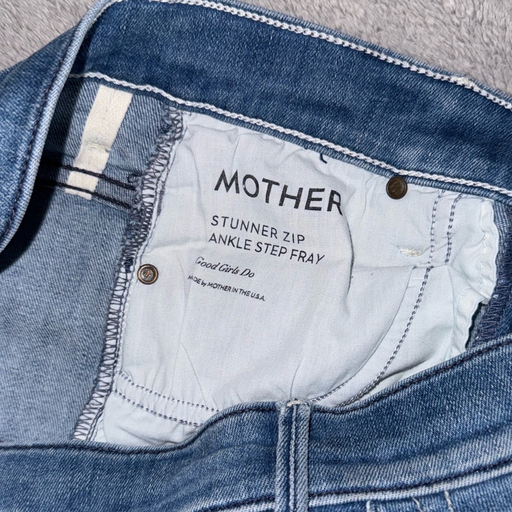 MOTHER Stunner Zip Ankle Step Fray in Good Girls
Do Size 26 - Picture 8 of 10